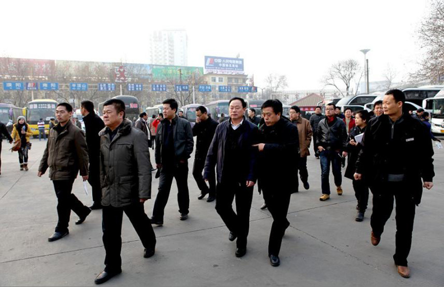 2012年1月12日，洛陽(yáng)市政府副市長(zhǎng)宋殿宇（右三）到洛陽(yáng)汽車站檢查春運(yùn)工作。